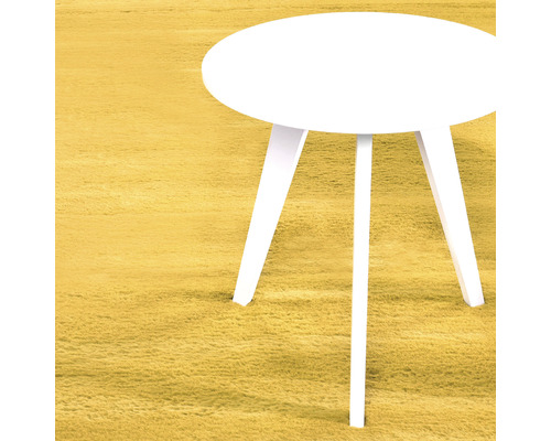 Măsuță laterală albă pe un covor