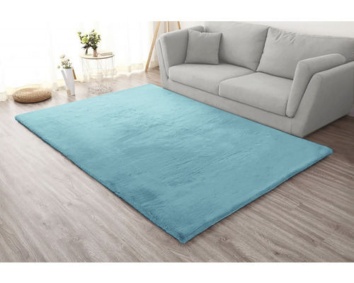 Covor albastru în sufragerie cu canapea și masă