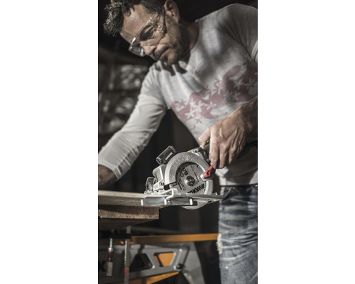 Bărbat care taie o scândură de lemn cu un fierăstrău circular portabil Worx