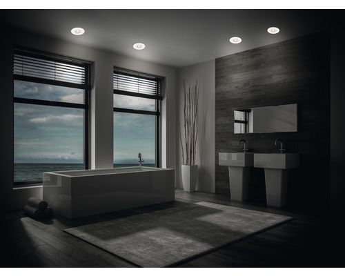 Baie cu cadă, chiuvete și spoturi încastrate în tavan