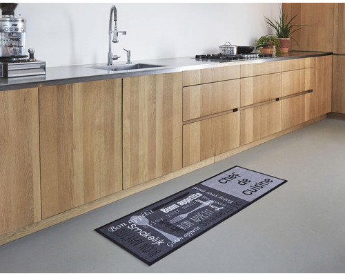 Imagine cu o bucătărie cu un covor de bucătărie în fața unui corp de bucătărie