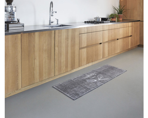 Scenă de bucătărie cu dulap inferior și covor de bucătărie cu motiv de gătit