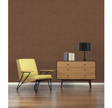 Sufragerie cu fotoliu, comodă, lampă, cărți și tapet de perete