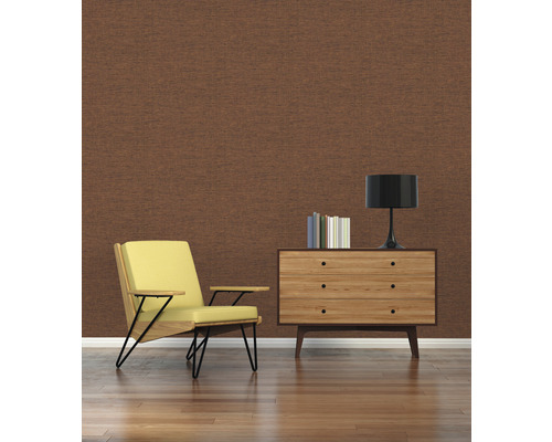 Sufragerie cu fotoliu, comodă, lampă, cărți și tapet de perete