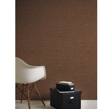 Scenă cu tapet textil, scaun și cutii de depozitare