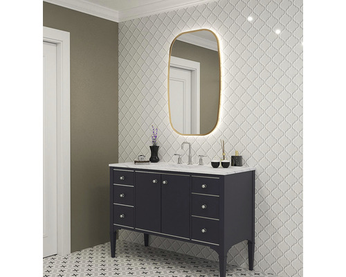 Baie cu lavoar, oglindă cu iluminare și faianță cu model pe pereți și podea