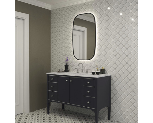 Baie cu lavoar, oglindă cu iluminare și faianță cu model