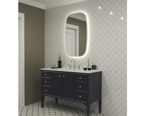 Baie modernă cu lavoar, oglindă cu iluminare și faianță cu model