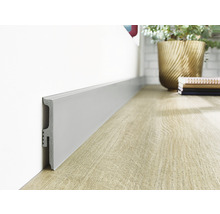 Plintă din plastic montată pe un perete