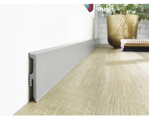 Plintă din plastic montată pe un perete