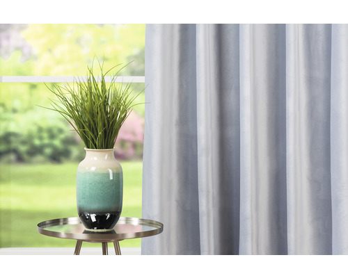 Atmosferă decorativă de locuit cu perdea, masă și vază de flori