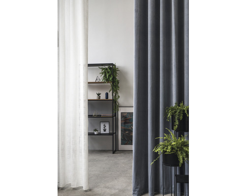 Cameră de zi cu perdele albe și gri și un raft cu plante