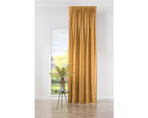 Șaluri decorative din textile în fața ferestrei, vedere din cameră