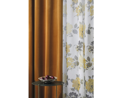 Aranjament decorativ cu perdele și un bol cu fructe pe o măsuță laterală