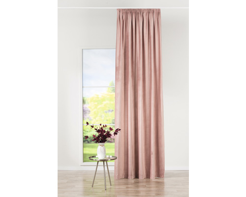 Cortină în fața unei ferestre cu o măsuță laterală și o vază