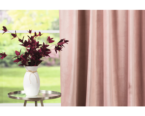 Interior decorativ cu perdea și vază cu flori pe măsuță laterală