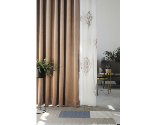 Living decorativ cu perdele și covor