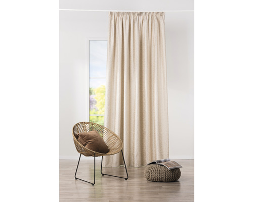 Scenă de interior cu perdea, scaun și taburet pentru decorarea camerei