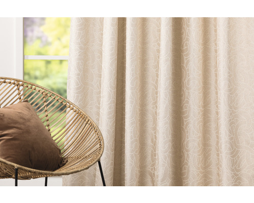 Material decorativ cu model lângă scaun de ratan și pernă