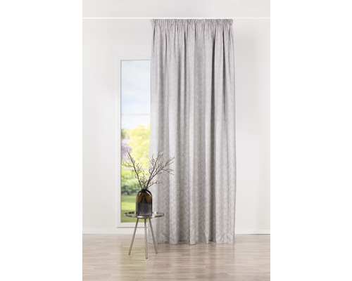 Cortină în fața unei ferestre și o măsuță laterală cu o vază cu flori.