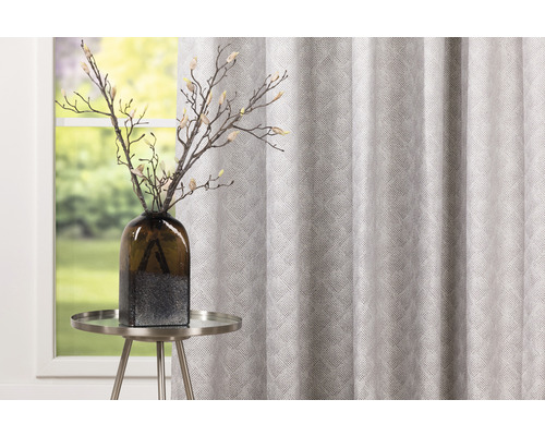 Cameră decorativă cu perdea, masă și vază cu ramuri