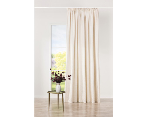 Cortină în fața unei ferestre cu o măsuță laterală și o vază cu flori