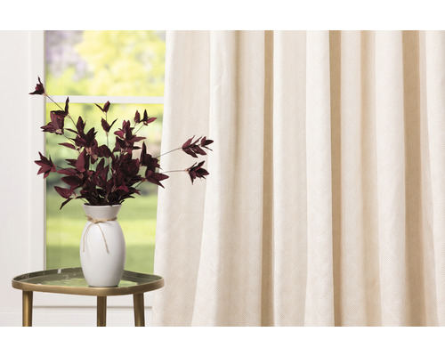 Aranjament decorativ cu perdea, masă și vază cu flori