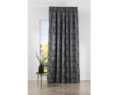 Șaluri decorative cu model în fața ferestrei și a măsuței laterale