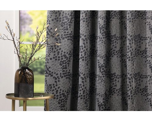 Cortină decorativă cu model lângă masă și vază