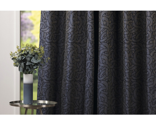 Cortină decorativă cu model în fața unei ferestre