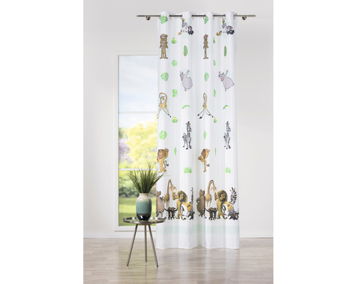 Cortină cu motive animale în fața unei ferestre