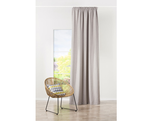 Scenă cu perdea, fereastră și scaun cu pernă