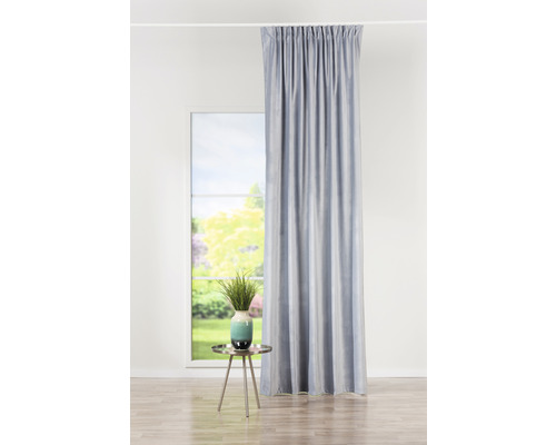 Șaluri decorative din stofă în fața unei ferestre cu vedere la grădină