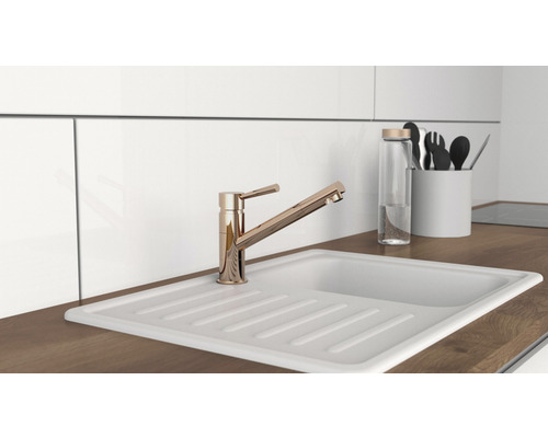 Scenă de bucătărie cu chiuvetă, baterie și ustensile de bucătărie