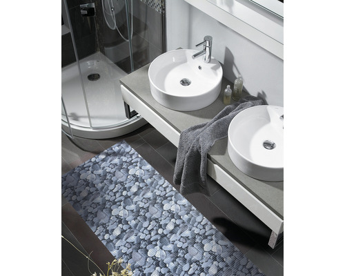 Baie cu două chiuvete, duș și covor de baie cu model de piatră