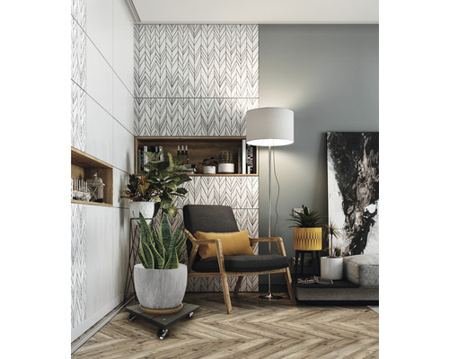 Cameră de zi cu fotoliu, lampă de podea, plante de interior și rafturi de perete