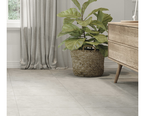 Gresie de podea într-o cameră luminoasă cu perdele, plantă și comodă