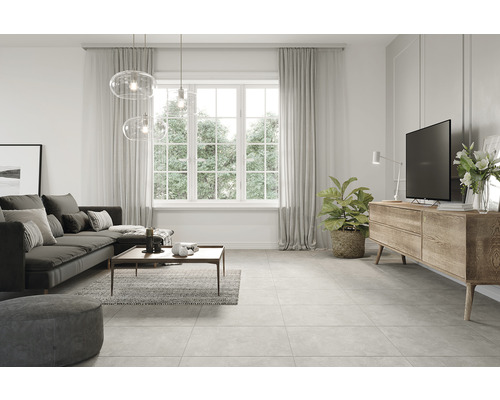 Living luminos cu gresie, canapea și televizor