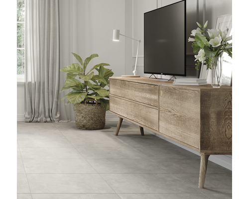 Cameră de zi cu podea cu gresie, comodă din lemn și televizor