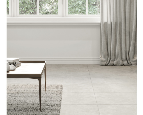 Cameră luminoasă cu fereastră, perdea și gresie