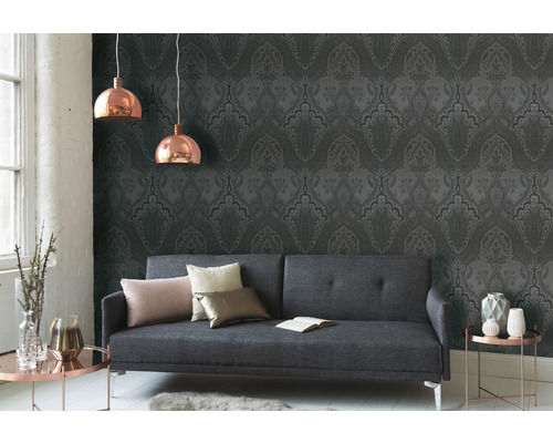 Living cu tapet gri, canapea și lămpi suspendate