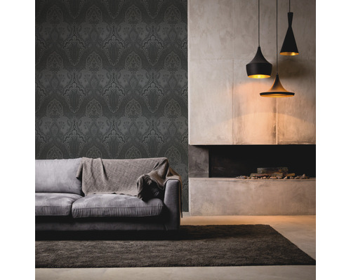 Cameră de zi cu tapet cu model, canapea, covor și lămpi suspendate