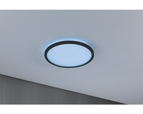 Plafonieră rotundă cu margine neagră montată pe tavan.