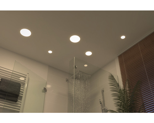 Baie luminoasă cu spoturi de tavan, duș și radiator