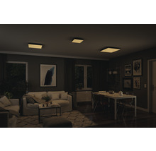 Living cu canapea, masă și plafoniere pătrate pentru o atmosferă luminoasă și primitoare.