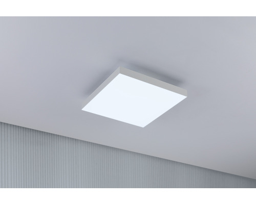 Lumină de plafon pătrată pe tavanul camerei