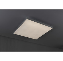 Lumină de plafon pătrată pe un tavan