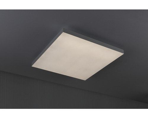 Lumină de plafon pătrată pe un tavan