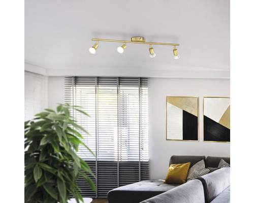 Cameră de zi cu plafonieră cu patru spoturi.