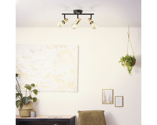 Lumină de tavan cu trei spoturi în camera de zi